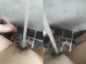 Người tình thủ dâm cực mạnh với vòi nước