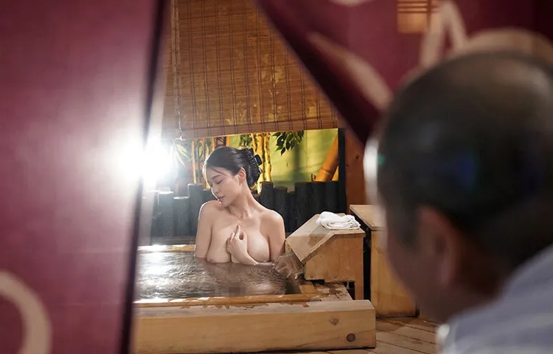 Người tình của con trai bị bố người chồng nhìn trộm khi đang tắm rồi làm tình đến mang thai