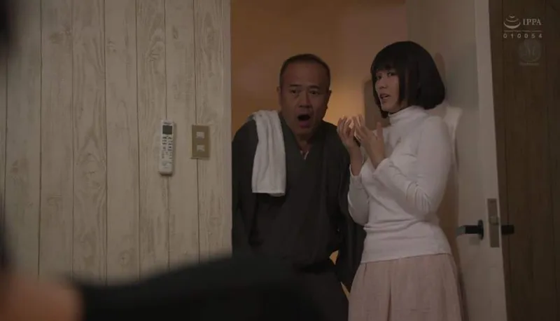 Bố người chồng gài bẫy bạn gái của con trai để tống tình mỗi ngày