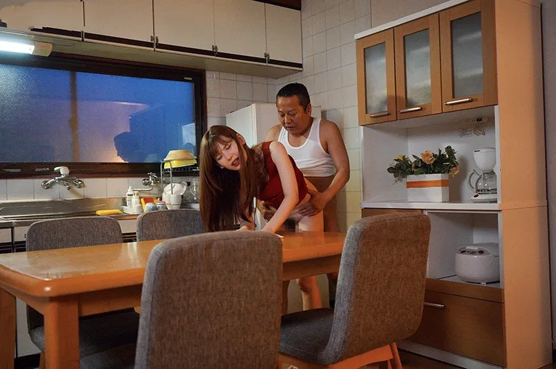 Con nhỏ bị ông xã mới của mẹ làm tình mỗi ngày, cho dù đã có người yêu